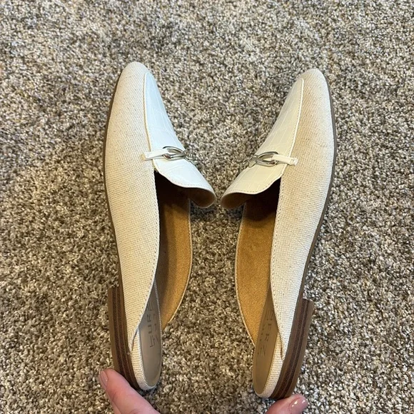 Naturalizer Kayden Beige & White Mules with Silver Chain NWOT - Picture 5 of 9